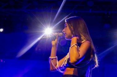 FARO, PORTUGAL: 5 Eylül 2024 - Müzik sanatçısı Ines Apenas, Portekiz 'in Faro kentinde düzenlenen büyük bir festival olan F festivalinde sahne aldı..