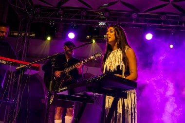 FARO, PORTUGAL: 5 Eylül 2024 - Müzik sanatçısı Ines Apenas, Portekiz 'in Faro kentinde düzenlenen büyük bir festival olan F festivalinde sahne aldı..