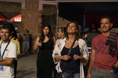 FARO, PORTUGAL: 5 Eylül 2024 - Portekiz 'in Faro kentinde düzenlenen büyük bir festival olan F Müzik Festivali' nde seyirci müzik sanatçısı