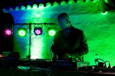 FARO, PORTUGAL: 5 Eylül 2024 - Müzik sanatçısı Ibsxjaur, Portekiz 'in Faro kentinde düzenlenen büyük bir festival olan F festivalinde sahne aldı..