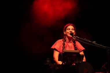 FARO, PORTUGAL: 5 Eylül 2024 - Müzik sanatçısı Ana Lua Caiano, Portekiz 'in Faro kentinde düzenlenen büyük bir festival olan F festivalinde sahne aldı..