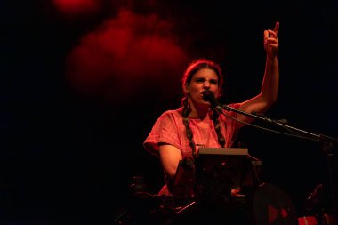 FARO, PORTUGAL: 5 Eylül 2024 - Müzik sanatçısı Ana Lua Caiano, Portekiz 'in Faro kentinde düzenlenen büyük bir festival olan F festivalinde sahne aldı..