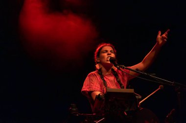 FARO, PORTUGAL: 5 Eylül 2024 - Müzik sanatçısı Ana Lua Caiano, Portekiz 'in Faro kentinde düzenlenen büyük bir festival olan F festivalinde sahne aldı..