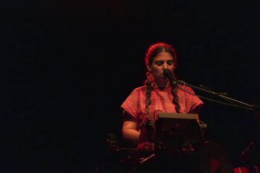 FARO, PORTUGAL: 5 Eylül 2024 - Müzik sanatçısı Ana Lua Caiano, Portekiz 'in Faro kentinde düzenlenen büyük bir festival olan F festivalinde sahne aldı..