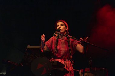 FARO, PORTUGAL: 5 Eylül 2024 - Müzik sanatçısı Ana Lua Caiano, Portekiz 'in Faro kentinde düzenlenen büyük bir festival olan F festivalinde sahne aldı..