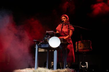 FARO, PORTUGAL: 5 Eylül 2024 - Müzik sanatçısı Ana Lua Caiano, Portekiz 'in Faro kentinde düzenlenen büyük bir festival olan F festivalinde sahne aldı..