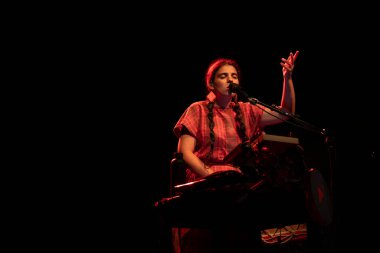 FARO, PORTUGAL: 5 Eylül 2024 - Müzik sanatçısı Ana Lua Caiano, Portekiz 'in Faro kentinde düzenlenen büyük bir festival olan F festivalinde sahne aldı..