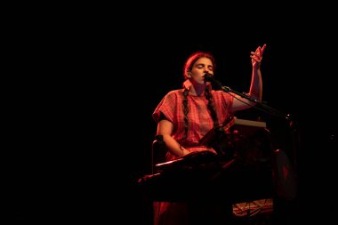 FARO, PORTUGAL: 5 Eylül 2024 - Müzik sanatçısı Ana Lua Caiano, Portekiz 'in Faro kentinde düzenlenen büyük bir festival olan F festivalinde sahne aldı..