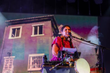 FARO, PORTUGAL: 5 Eylül 2024 - Müzik sanatçısı Ana Lua Caiano, Portekiz 'in Faro kentinde düzenlenen büyük bir festival olan F festivalinde sahne aldı..