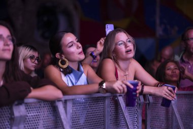 FARO, PORTUGAL: 5 Eylül 2024 - Portekiz 'in Faro kentinde düzenlenen büyük bir festival olan F Müzik Festivali' nde seyirci müzik sanatçısı