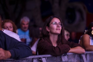 FARO, PORTUGAL: 5 Eylül 2024 - Portekiz 'in Faro kentinde düzenlenen büyük bir festival olan F Müzik Festivali' nde seyirci müzik sanatçısı