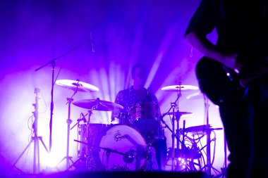 FARO, PORTUGAL: 5 Eylül 2024 - Müzik sanatçısı Tiago Bettencourt, Portekiz 'in Faro kentinde düzenlenen büyük bir festival olan F festivalinde sahne aldı..
