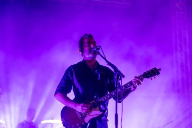 FARO, PORTUGAL: 5 Eylül 2024 - Müzik sanatçısı Tiago Bettencourt, Portekiz 'in Faro kentinde düzenlenen büyük bir festival olan F festivalinde sahne aldı..