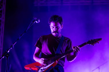 FARO, PORTUGAL: 5 Eylül 2024 - Müzik sanatçısı Tiago Bettencourt, Portekiz 'in Faro kentinde düzenlenen büyük bir festival olan F festivalinde sahne aldı..