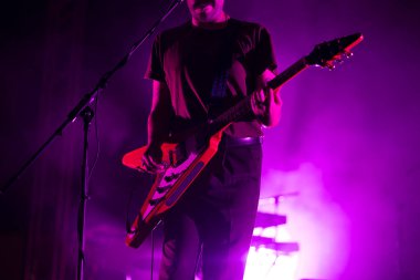 FARO, PORTUGAL: 5 Eylül 2024 - Müzik sanatçısı Tiago Bettencourt, Portekiz 'in Faro kentinde düzenlenen büyük bir festival olan F festivalinde sahne aldı..