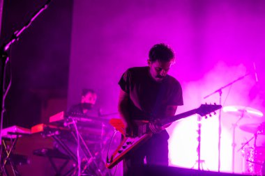 FARO, PORTUGAL: 5 Eylül 2024 - Müzik sanatçısı Tiago Bettencourt, Portekiz 'in Faro kentinde düzenlenen büyük bir festival olan F festivalinde sahne aldı..