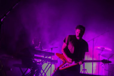 FARO, PORTUGAL: 5 Eylül 2024 - Müzik sanatçısı Tiago Bettencourt, Portekiz 'in Faro kentinde düzenlenen büyük bir festival olan F festivalinde sahne aldı..