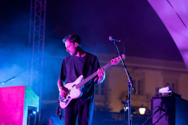 FARO, PORTUGAL: 5 Eylül 2024 - Müzik sanatçısı Tiago Bettencourt, Portekiz 'in Faro kentinde düzenlenen büyük bir festival olan F festivalinde sahne aldı..
