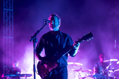 FARO, PORTUGAL: 5 Eylül 2024 - Müzik sanatçısı Tiago Bettencourt, Portekiz 'in Faro kentinde düzenlenen büyük bir festival olan F festivalinde sahne aldı..