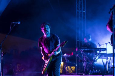 FARO, PORTUGAL: 5 Eylül 2024 - Müzik sanatçısı Tiago Bettencourt, Portekiz 'in Faro kentinde düzenlenen büyük bir festival olan F festivalinde sahne aldı..