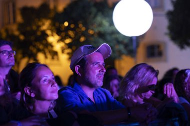 FARO, PORTUGAL: 5 Eylül 2024 - Portekiz 'in Faro kentinde düzenlenen büyük bir festival olan F Müzik Festivali' nde seyirci müzik sanatçısı