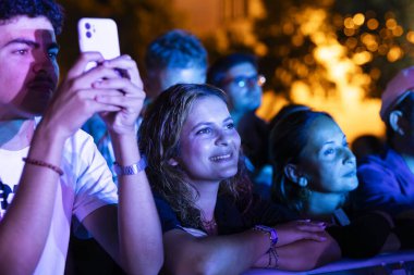 FARO, PORTUGAL: 5 Eylül 2024 - Portekiz 'in Faro kentinde düzenlenen büyük bir festival olan F Müzik Festivali' nde seyirci müzik sanatçısı