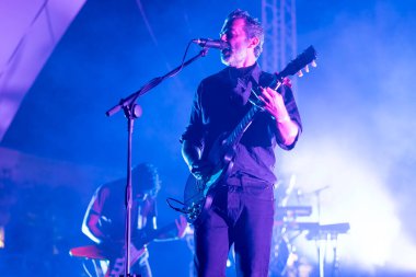 FARO, PORTUGAL: 5 Eylül 2024 - Müzik sanatçısı Tiago Bettencourt, Portekiz 'in Faro kentinde düzenlenen büyük bir festival olan F festivalinde sahne aldı..