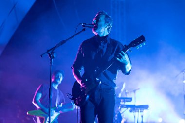 FARO, PORTUGAL: 5 Eylül 2024 - Müzik sanatçısı Tiago Bettencourt, Portekiz 'in Faro kentinde düzenlenen büyük bir festival olan F festivalinde sahne aldı..