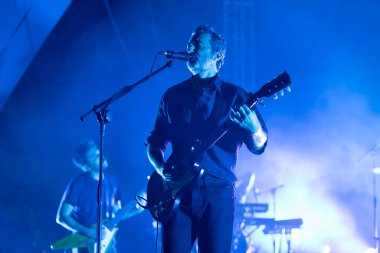 FARO, PORTUGAL: 5 Eylül 2024 - Müzik sanatçısı Tiago Bettencourt, Portekiz 'in Faro kentinde düzenlenen büyük bir festival olan F festivalinde sahne aldı..