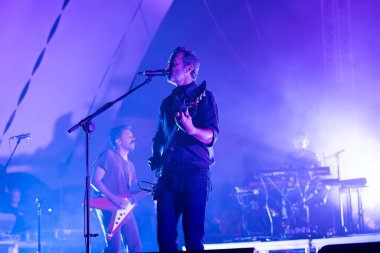 FARO, PORTUGAL: 5 Eylül 2024 - Müzik sanatçısı Tiago Bettencourt, Portekiz 'in Faro kentinde düzenlenen büyük bir festival olan F festivalinde sahne aldı..