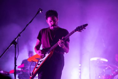 FARO, PORTUGAL: 5 Eylül 2024 - Müzik sanatçısı Tiago Bettencourt, Portekiz 'in Faro kentinde düzenlenen büyük bir festival olan F festivalinde sahne aldı..