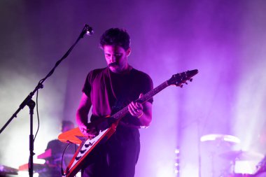 FARO, PORTUGAL: 5 Eylül 2024 - Müzik sanatçısı Tiago Bettencourt, Portekiz 'in Faro kentinde düzenlenen büyük bir festival olan F festivalinde sahne aldı..