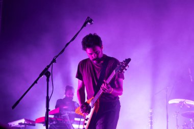 FARO, PORTUGAL: 5 Eylül 2024 - Müzik sanatçısı Tiago Bettencourt, Portekiz 'in Faro kentinde düzenlenen büyük bir festival olan F festivalinde sahne aldı..