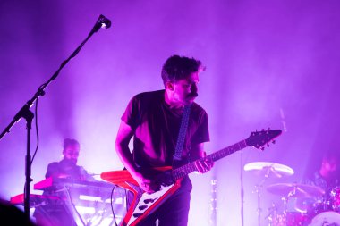 FARO, PORTUGAL: 5 Eylül 2024 - Müzik sanatçısı Tiago Bettencourt, Portekiz 'in Faro kentinde düzenlenen büyük bir festival olan F festivalinde sahne aldı..