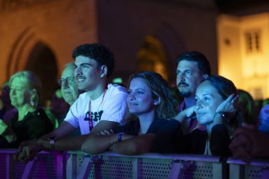 FARO, PORTUGAL: 5 Eylül 2024 - Portekiz 'in Faro kentinde düzenlenen büyük bir festival olan F Müzik Festivali' nde seyirci müzik sanatçısı