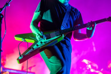 FARO, PORTUGAL: 5 Eylül 2024 - Müzik sanatçısı Tiago Bettencourt, Portekiz 'in Faro kentinde düzenlenen büyük bir festival olan F festivalinde sahne aldı..