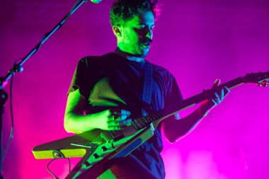 FARO, PORTUGAL: 5 Eylül 2024 - Müzik sanatçısı Tiago Bettencourt, Portekiz 'in Faro kentinde düzenlenen büyük bir festival olan F festivalinde sahne aldı..