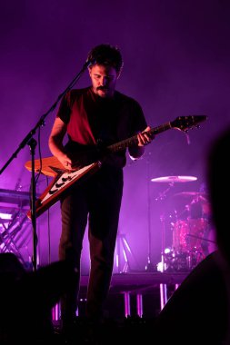 FARO, PORTUGAL: 5 Eylül 2024 - Müzik sanatçısı Tiago Bettencourt, Portekiz 'in Faro kentinde düzenlenen büyük bir festival olan F festivalinde sahne aldı..