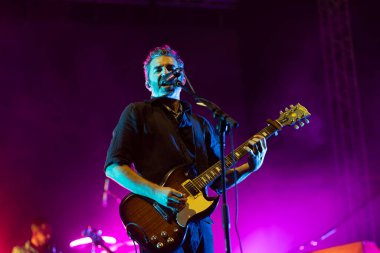 FARO, PORTUGAL: 5 Eylül 2024 - Müzik sanatçısı Tiago Bettencourt, Portekiz 'in Faro kentinde düzenlenen büyük bir festival olan F festivalinde sahne aldı..