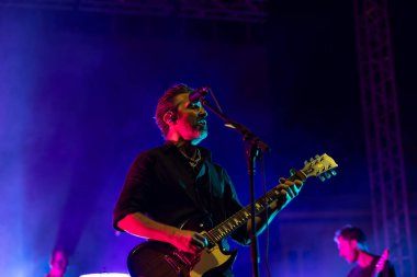 FARO, PORTUGAL: 5 Eylül 2024 - Müzik sanatçısı Tiago Bettencourt, Portekiz 'in Faro kentinde düzenlenen büyük bir festival olan F festivalinde sahne aldı..