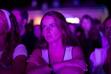 FARO, PORTUGAL: 5 Eylül 2024 - Portekiz 'in Faro kentinde düzenlenen büyük bir festival olan F Müzik Festivali' nde seyirci müzik sanatçısı