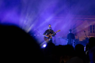 FARO, PORTUGAL: 5 Eylül 2024 - Müzik sanatçısı Tiago Bettencourt, Portekiz 'in Faro kentinde düzenlenen büyük bir festival olan F festivalinde sahne aldı..