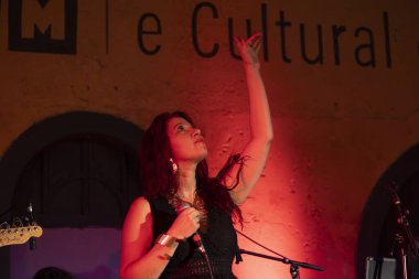 FARO, PORTUGAL: 5 Eylül 2024 - Müzik sanatçısı Catia Alhandra, Portekiz 'in Faro kentinde düzenlenen büyük bir festival olan F festivalinde sahne aldı..