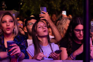 FARO, PORTUGAL: 5 Eylül 2024 - Portekiz 'in Faro kentinde düzenlenen büyük bir festival olan F Müzik Festivali' nde seyirci müzik sanatçısı