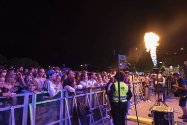 FARO, PORTUGAL: 5 Eylül 2024 - Portekiz 'in Faro kentinde düzenlenen büyük bir festival olan F Müzik Festivali' nde seyirci müzik sanatçısı