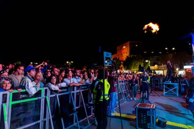 FARO, PORTUGAL: 5 Eylül 2024 - Portekiz 'in Faro kentinde düzenlenen büyük bir festival olan F Müzik Festivali' nde seyirci müzik sanatçısı