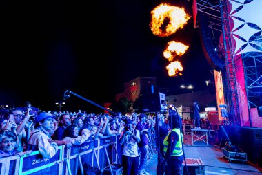 FARO, PORTUGAL: 5 Eylül 2024 - Portekiz 'in Faro kentinde düzenlenen büyük bir festival olan F Müzik Festivali' nde seyirci müzik sanatçısı