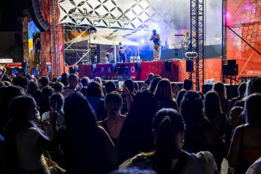 FARO, PORTUGAL: 5 Eylül 2024 - Portekiz 'in Faro kentinde düzenlenen büyük bir festival olan F Müzik Festivali' nde seyirci müzik sanatçısı