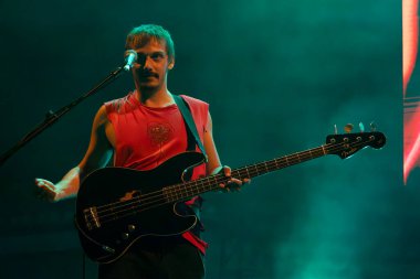 FARO, PORTUGAL: 5 Eylül 2024 - Müzik sanatçısı, Baleia Baleia Baleia, Portekiz 'in Faro kentinde düzenlenen büyük bir festival olan F festivalinde sahne aldı.