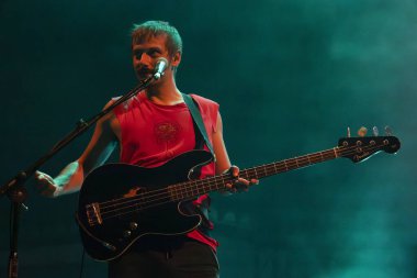 FARO, PORTUGAL: 5 Eylül 2024 - Müzik sanatçısı, Baleia Baleia Baleia, Portekiz 'in Faro kentinde düzenlenen büyük bir festival olan F festivalinde sahne aldı.